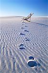 Empreintes et chaise de plage sur la Dune de sable de sable blanc National Monument au Nouveau-Mexique, États-Unis