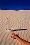 Hand Griff nach der Flasche Wasser in der Wüste, weißen Sands National Monument, New Mexico, USA