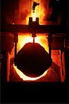 Fer en fusion versé dans les hauts fourneaux pour la fabrication de l'acier à BHP Billiton installations Melbourne, Australie