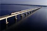 Train de passagers sur le pont d'Escambia Bay en Floride, USA
