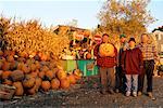 Portrait de famille à la ferme se tenir à l'automne Stratham, New Hampshire, USA