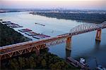 Train de voyageurs sur Huey P. Long pont au-dessus du fleuve Mississippi, la Nouvelle-Orléans, Louisiane, Etats-Unis