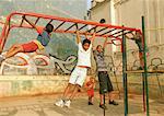Kinder spielen auf dem Klettergerüst Havanna