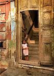 Portrait de jeune fille debout dans l'embrasure de la porte de la Havane, Cuba