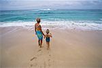 Vue arrière grand-mère et petite-fille de marcher sur la plage