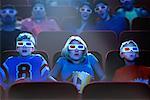 Gens qui regardent le film dans le théâtre porte des lunettes 3D
