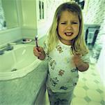 Portrait de jeune fille dans les toilettes, se brosser les dents