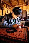Frau arbeitet in Lacquerware Shop Bagan, Myanmar