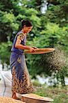 Femme Grains de tamisage, souriant Bhamo, Mandalay, Myanmar