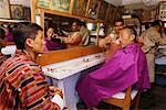 Männer im Barber Shop in der Innenstadt von Thimpu, Bhutan