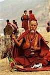 Mature Man avec tambour et cloche au Bhoutan Festival Punakha Dromche