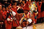 Mann tanzen mit Schwertern am Punakha Dromche Festival-Bhutan