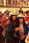 Menschen in Tracht in Punakha Dromche Festival-Bhutan