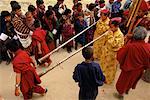 Zwei Männer spielen Hörner bei Punakha Dromche Festival-Bhutan