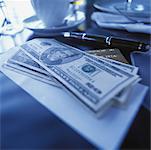 Amerikanischen Währung, Kreditkarten und Stift auf den Tisch im Restaurant