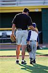 Vue arrière du garçon, en uniforme de Baseball et de plein air Coach