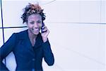 Portrait de femme d'affaires à l'aide d'un téléphone cellulaire, souriant