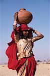 Frau mit Topf auf Kopf Outdoors Rajasthan, Indien