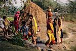 Groupe de femmes avec des Pots à l'extérieur Fatehpur Sikri (Inde)