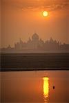 Silhouette der Taj Mahal in Dunst bei Sonnenuntergang Agra, Indien