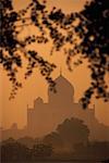 Silhouette du Taj Mahal dans la brume au coucher du soleil, Agra, Inde