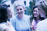 Quatre femmes parler de plein air