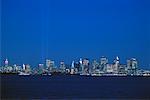 Skyline der Stadt und Tribute in Light bei Nacht New York, New York, USA