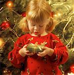 Jeune fille tenant le cadeau de Noël