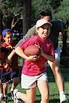 Père et enfants jouant Footbal