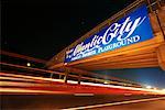 Panneau d'autoroute au nuit Atlantic City, New Jersey, Etats-Unis