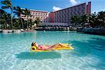 Frau im Schwimmbad Atlantis, Paradise Island Bahamas