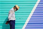 Homme contre le mur peint Brésil