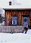 Enfants jouant dans la neige