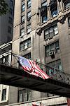 US-amerikanischer Beflaggung Dreifaltigkeitskirche Gehweg, New York, New York, USA