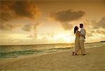 Couple s'enlaçant sur une plage de Paradise Island, Bahamas