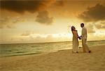Couple main dans la main sur la plage de Paradise Island, Bahamas