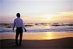 Homme debout sur la plage