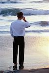 Homme debout sur la plage