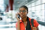 Frau mit Handy, in u-Bahnstation