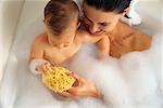 Mutter und Baby in Badewanne