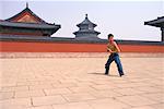 Garçon de pratiquer le Tai Chi, Beijing, Chine