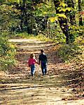 Jungen und Mädchen zu Fuß im Wald
