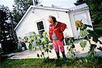 Fumer de femme dans le jardin