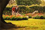 Mature Couple marchant dans le jardin