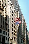 Drapeau américain et des bâtiments de New York City, New York, États-Unis