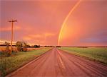 Regenbogen über Landstraße