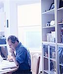 Mann mit Laptop im Home Office