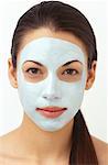 Femme portant un masque Facial