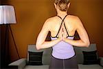 Femme pratiquant de Yoga dans son salon