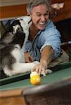 Homme jouer au Pool avec chien